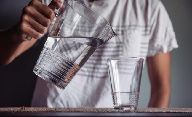 uomo che versa acqua nel bicchiere farmajet