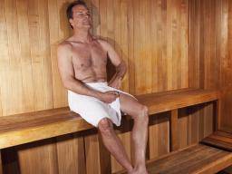 uomo nella sauna farmajet