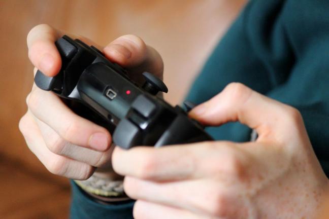 persona con videogioco.jpg