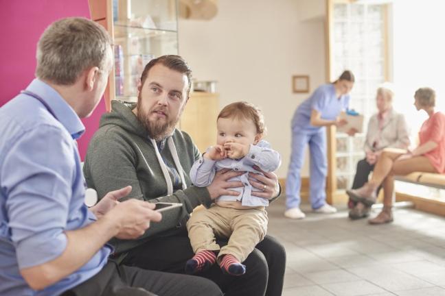 bambino con padre.jpg