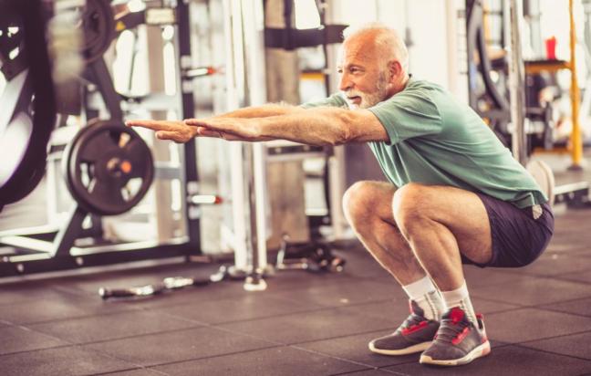 uomo che fa esercizi in palestra.jpg