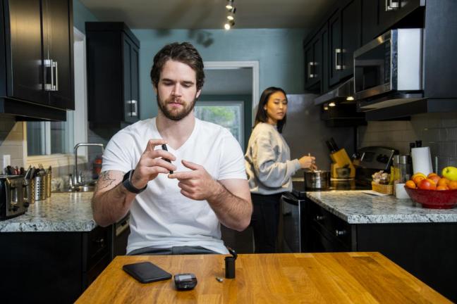 uomo che misura il diabete.jpg